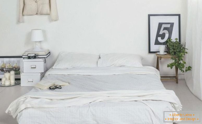 minimalistično-bela-spalnica-design-z-mizo-in-mala-lesena-stran-miza