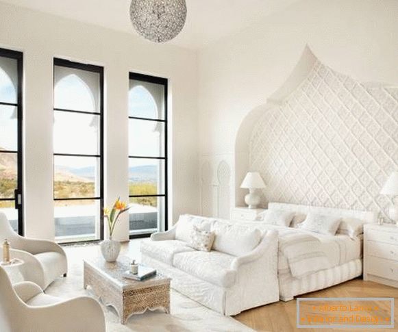 Notranjost bele spalnice v maroškem slogu