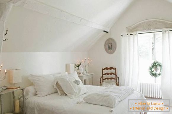 Bela spalnica v slogu stisnjenega elegantnega