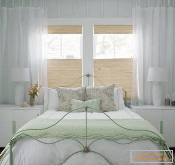 Zaselitev bele spalnice - fotografija z zelenimi poudarki