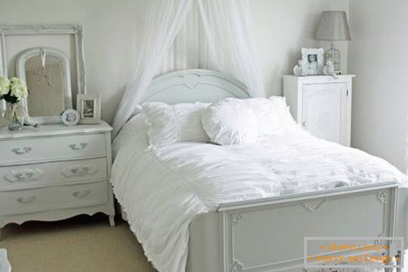 Romantična spalnica z belo posteljo in dekorjem