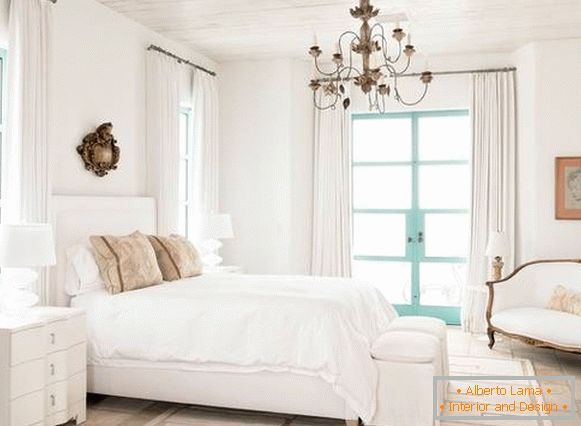 Elegantna spalnica v belih tonih
