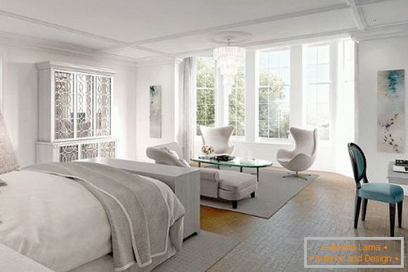 Bela siva spalnica z lepim pohištvom