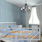 Modra spalnica z belimi zavesami