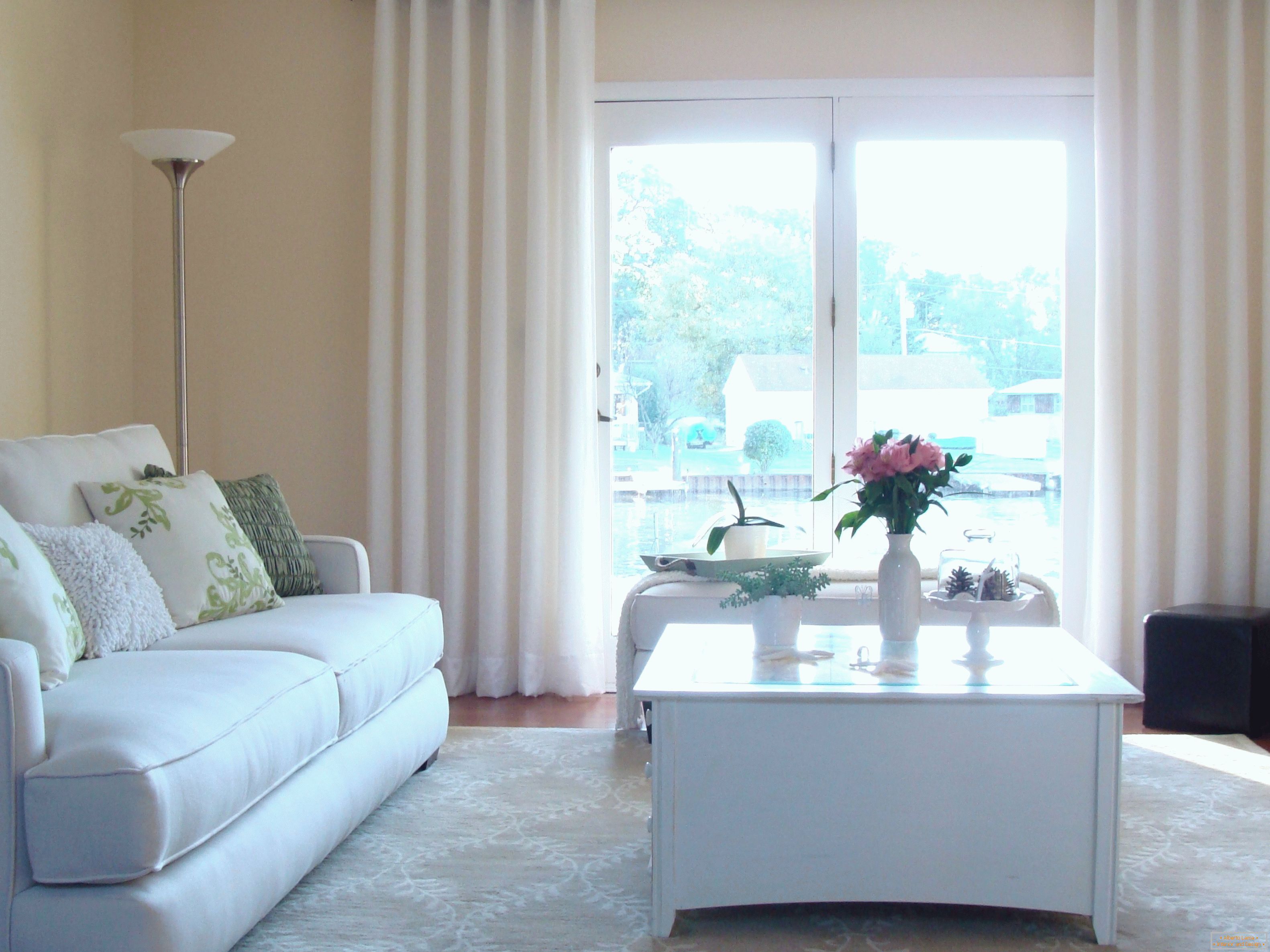 Preprosta dekorja dnevna soba z belimi zavesami