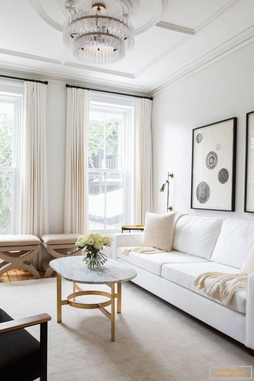 Dnevna soba v klasičnem slogu in bele barve