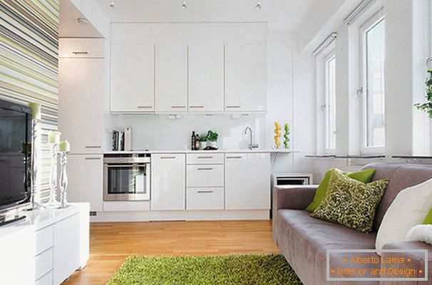 Dnevna soba s kuhinjo v beli barvi