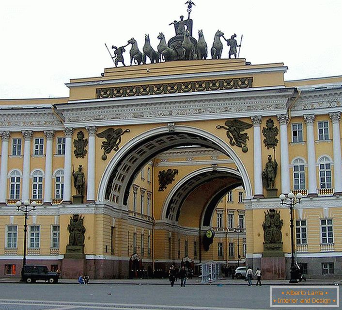 Grandiozne arhitekturne stvaritve v slogu Ruskega cesarstva so iz leta v leto spoštljivo ohranjene.