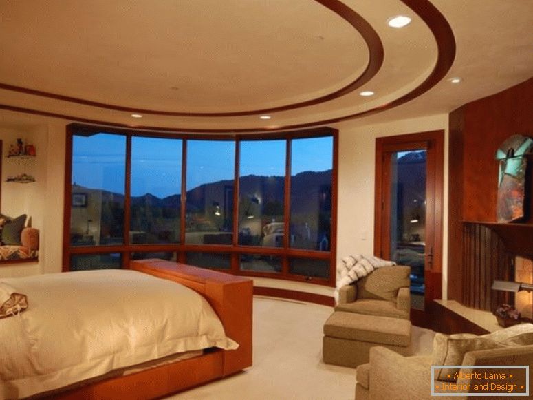 velik-master-spalnica-z-vgrajeno v dnevnem ležišču-zaliv-okno-balkon