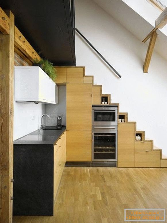 Kuhinja pod stopnicami