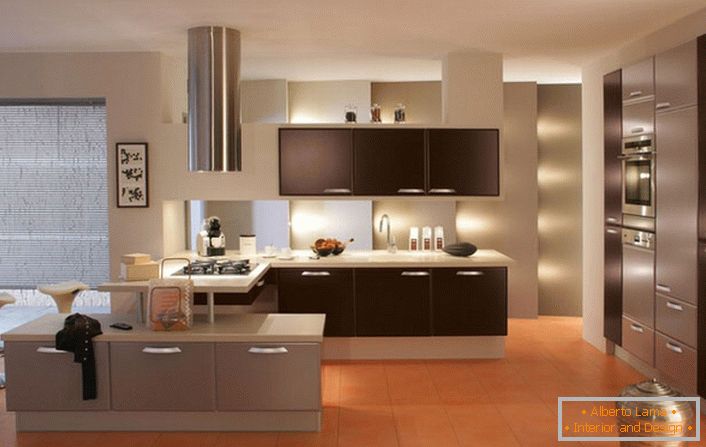 Kuhinja v visokotehnološkem stilu z dobro osvetlitvijo.