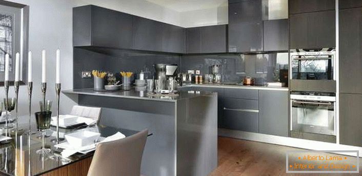 Stilistični minimalizem v notranjosti velike kuhinje. Delovno območje je sivo.