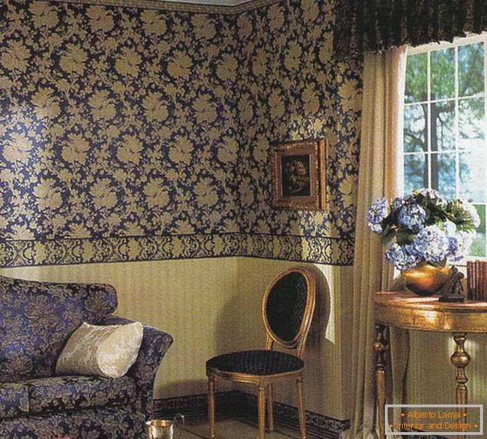 Temno modra v baročni dnevni sobi. Vzorec na ozadju odmeva okras na tkanini na kavču.