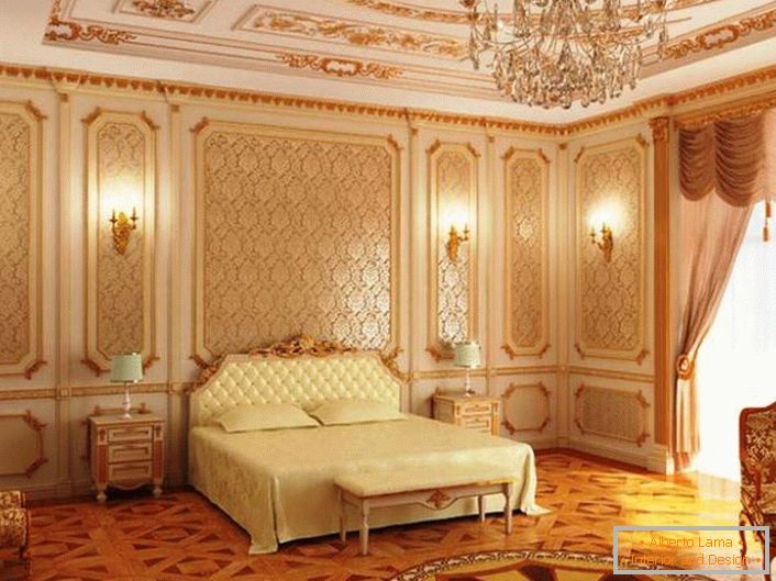 Zlati vzorci se popolnoma prilegajo celotni sestavi baročnega sloga. Moderna spalnica za par.