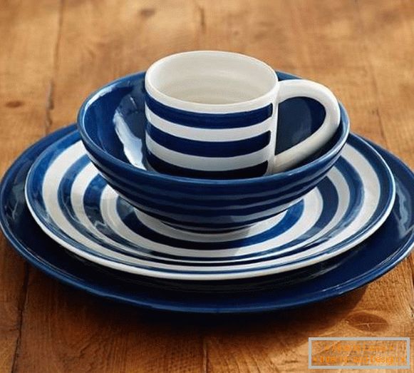 Modre jedi iz posode za keramiko