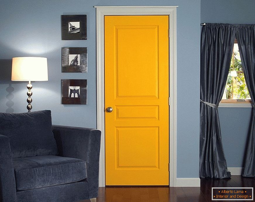Modre stene in rumena vrata