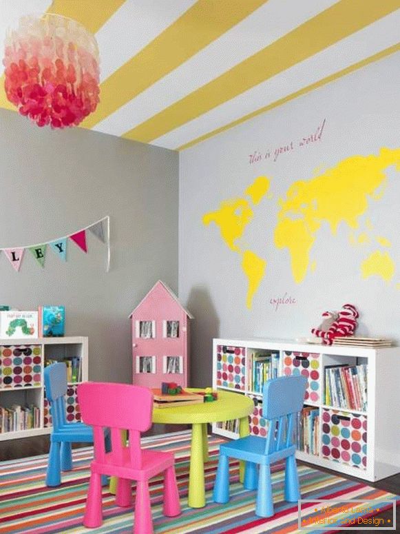Kombinacija svetlih barv v otroški sobi