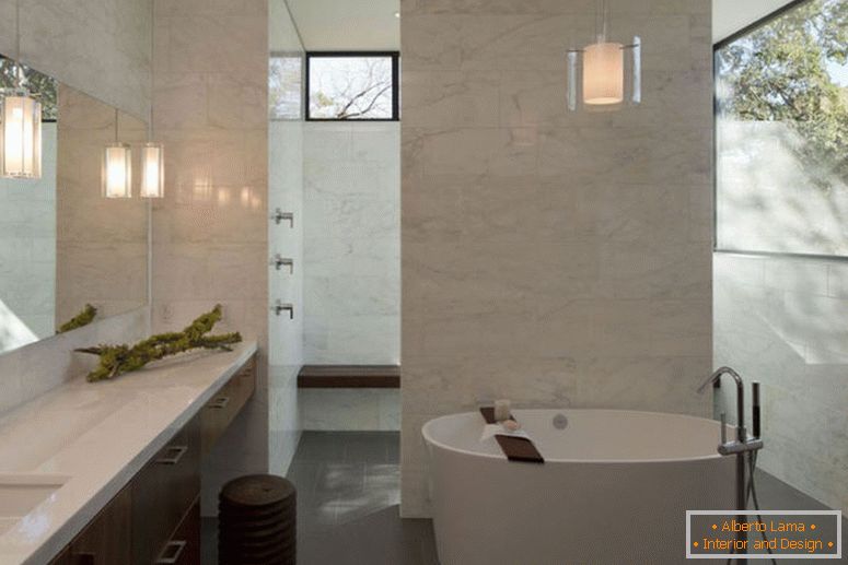 elegantno-marmorna kopalnica-za-zasebno-nebesa-aura-s-kopeljo-prostor-uporaba-okrogle-bele-kad-obesek-svetilke-nad-tudi-skoraj-ogledalo-kot-umivalnik-svetilke