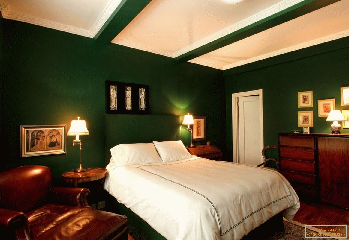 Bela, temnozelena in lesna je idealna kombinacija za spalnico