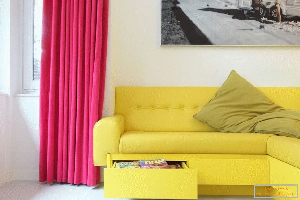 Rumena kavč in rumene zavese