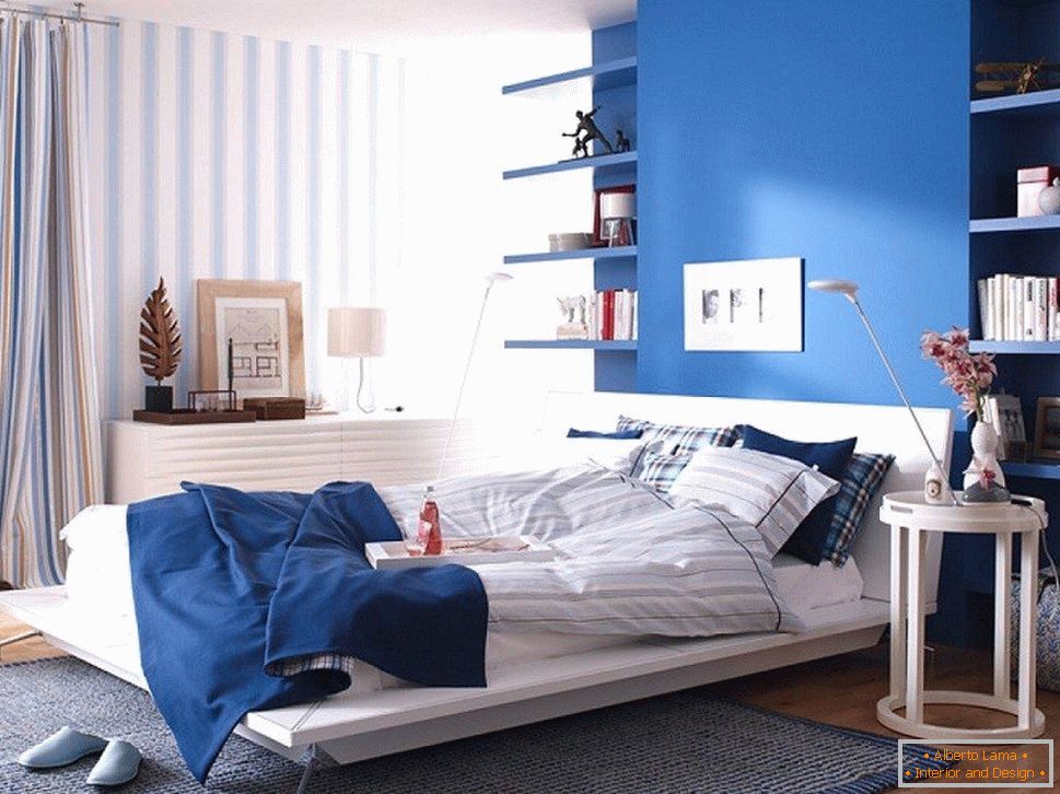Modra stena v spalnici skupaj s črtasto ozadje