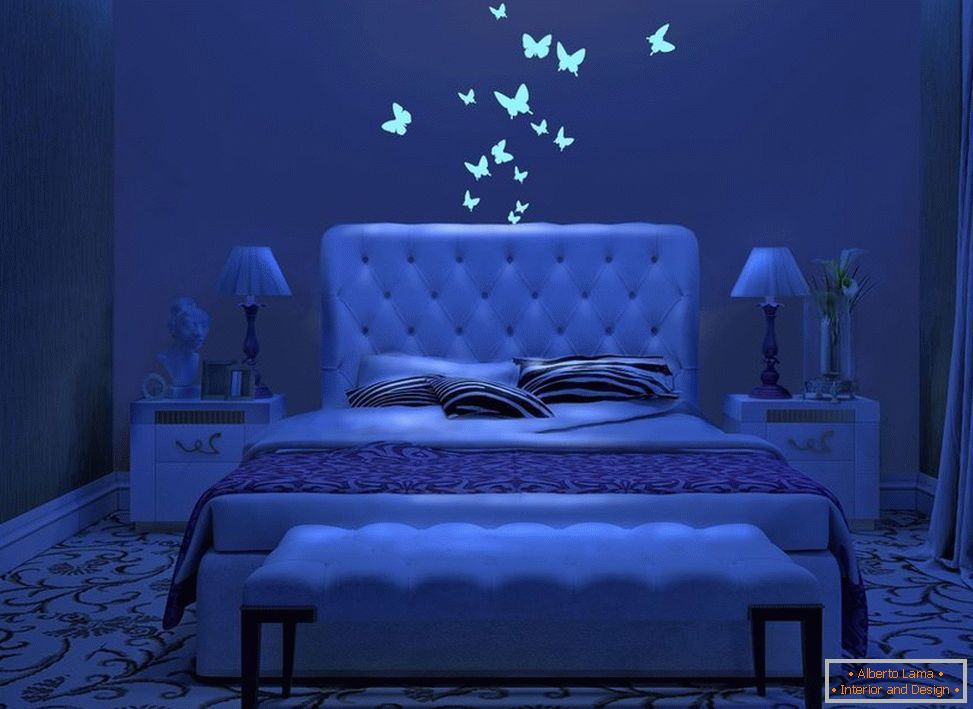 Žareče metulji v notranjosti spalnice
