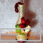 Steklenica z dekorjem iz sadja in vrčev