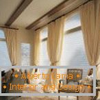 Zavese in žaluzije na oknih dnevne sobe