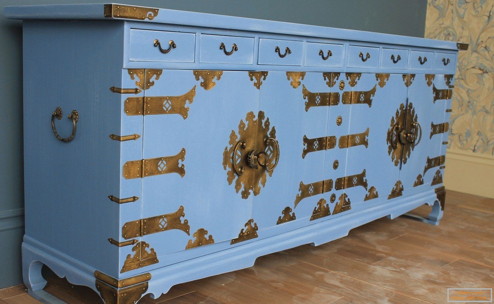 Modra komoda z bronastim dekorjem
