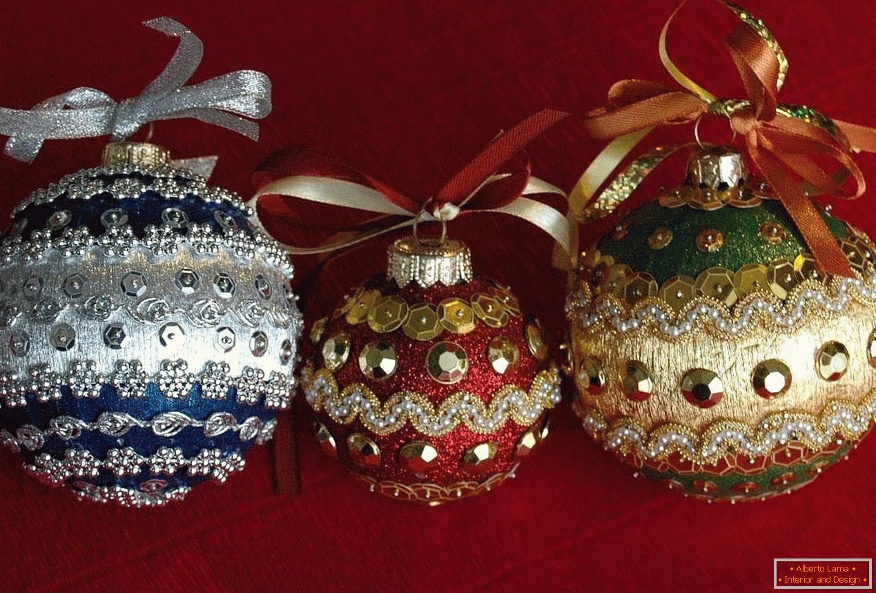 Božične kroglice, okrašene z biseri