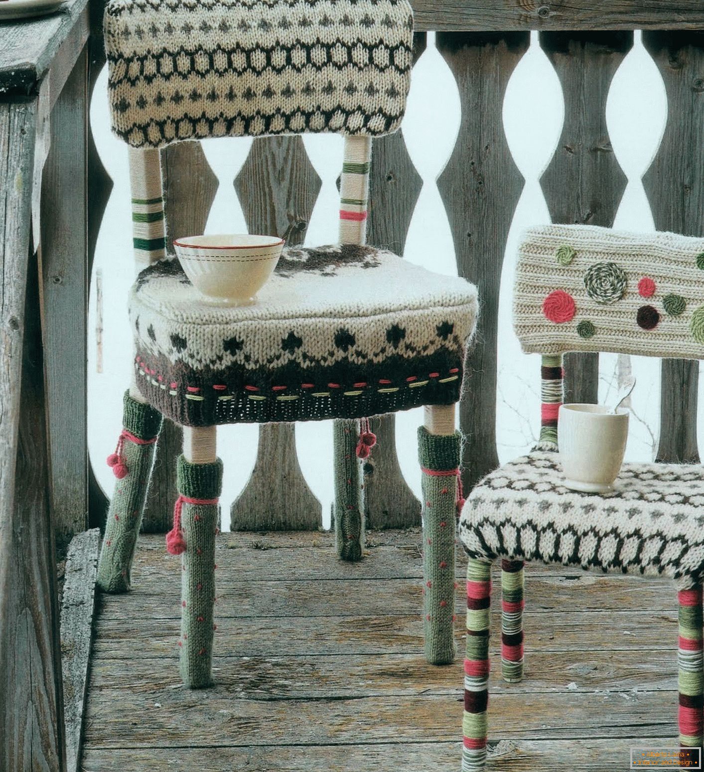 Stolica s pletenim pokrovom na sedežu, naslonjalu in nogah