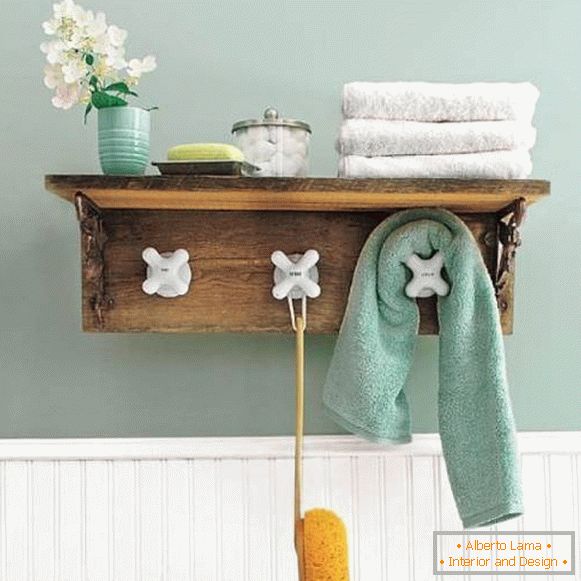 Ustvarjalni dekor v kopalnici - fotografija brisačne tirnice
