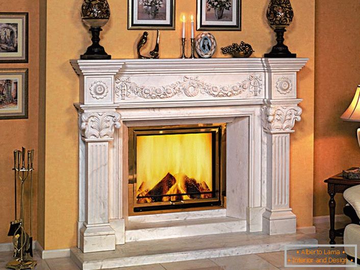 Plinski kamin, okrašen v notranjosti sloga Art Nouveau, ustvarja vtis ognja iz lesenih hlodov. 