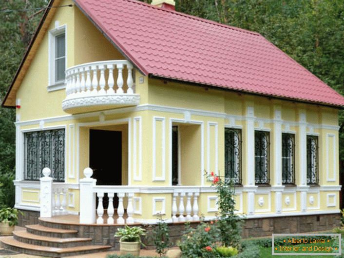 Mala hiša v gozdu je urejena v istem slogu. Fasadna štukatura se prilega slogu popolnosti.