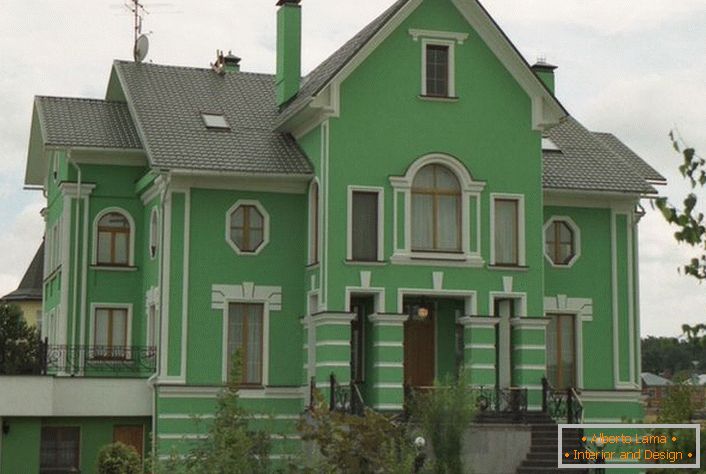 Zelene stene so okrašene s štukature po klasičnem slogu. Dobra možnost za okraševanje hiše na podeželju.