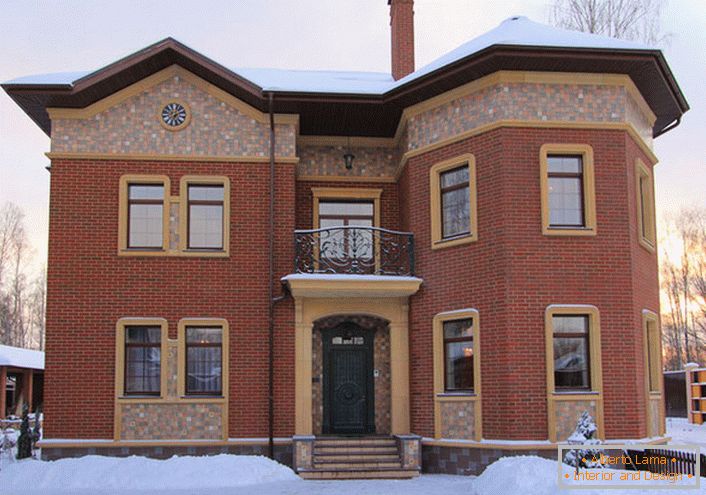 Nenavadna arhitektura hiše iz opeke dopolnjuje dekoracija štukature. Okenske in vratne odprtine iz keramičnega štukature se skladno prilegajo celotnemu stilu zunanjosti. 