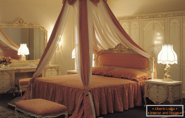 Baldachin nad posteljo velja za najbolj nenavaden element dekoracije spalnice.