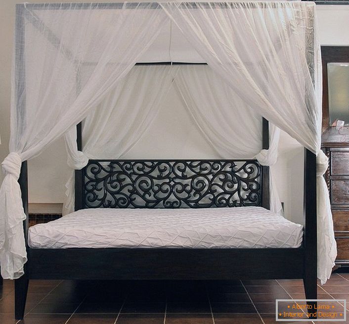 Spalnica v slogu Art Nouveau je privlačna zaradi pravilne organizacije postelje. Za šivenje je bila uporabljena lahka naravna tkanina.