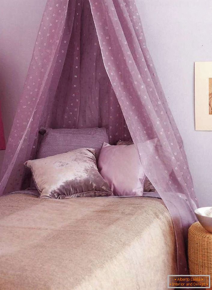 Svetloba, zračna krošnja svetlo vijolične barve naredi razmere v sobi romantično in odloženo.