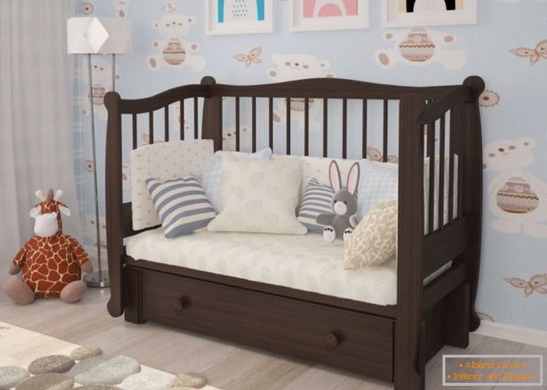 Otroška postelja je opremljena z izvlečnim predalom