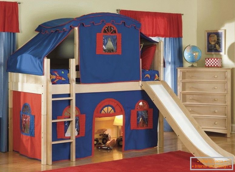 čudovite-hladne-otroške postelje-s-smetano-leseno-pograd-posteljnina-biti opremljeni-rdeče-modri-tkanine-na-postelje-in-svetlo-rjava-lesena-kabinet-5- predal-v bližini oken-tudi-rdeče-krzno-odeje-nad-les-tla-z-otroci-b