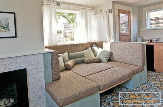 Kavč v kuhinji s posteljo v raztegnjeni obliki