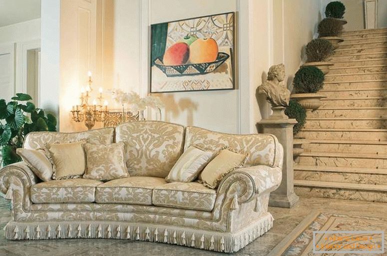 Sofa v klasičnem slogu