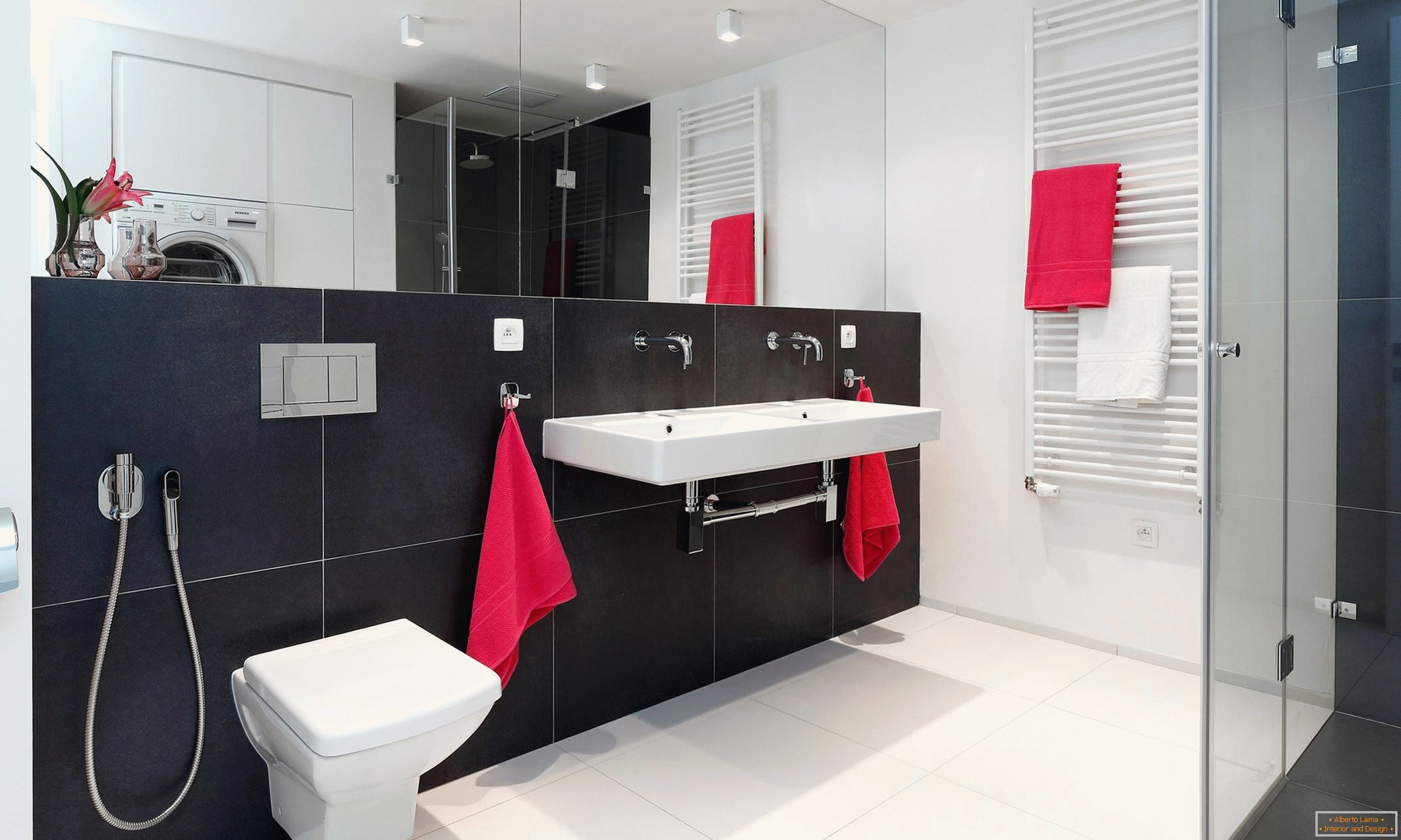 Rdeča, bela in črna v oblikovanju kopalnice