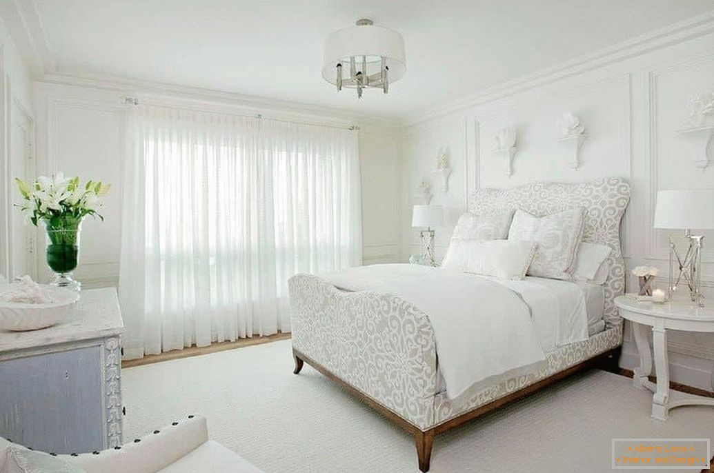 Zasnova bele spalnice v klasičnem slogu