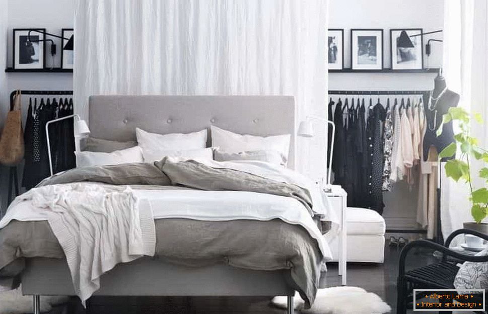 Svetlobne zavese, ki omogočajo naravno svetlobo v spalnico