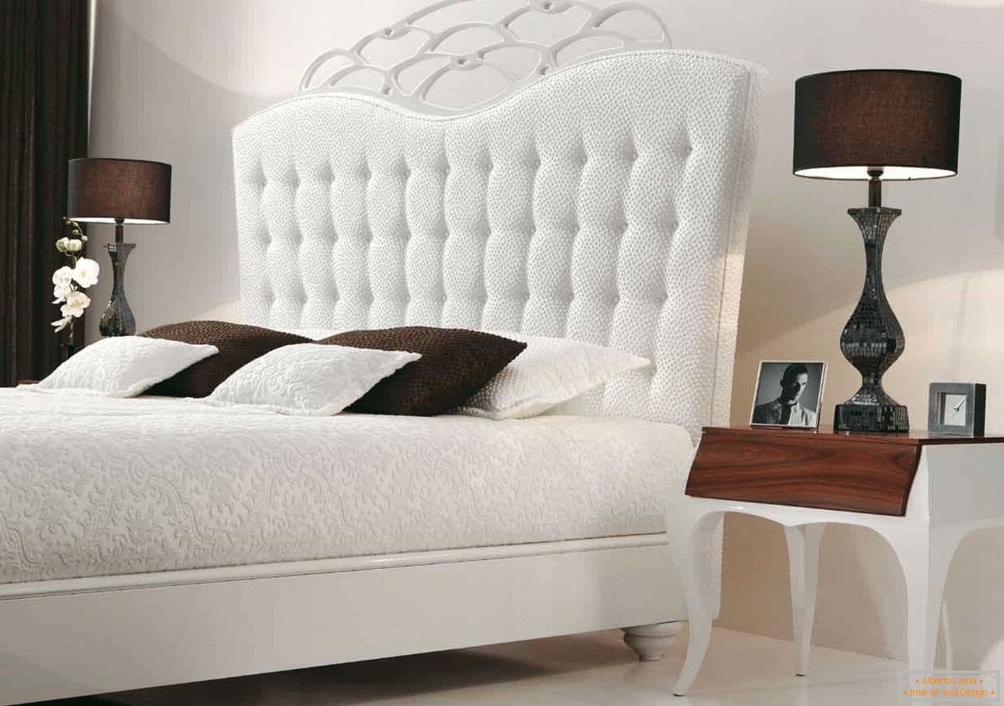 Bela postelja v klasičnem slogu
