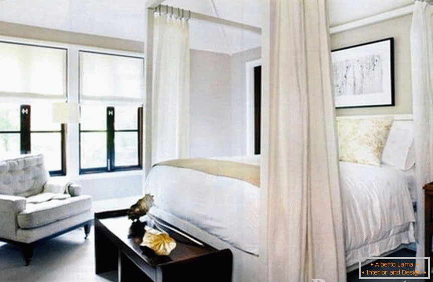 Klasična bela spalnica z nadstropno posteljo