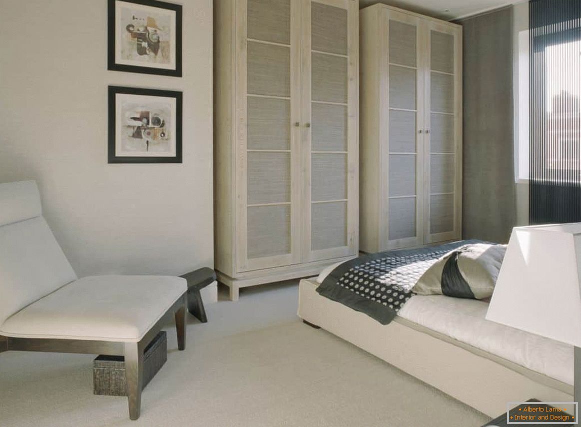 Klasična bela spalnica z udobnimi omarami
