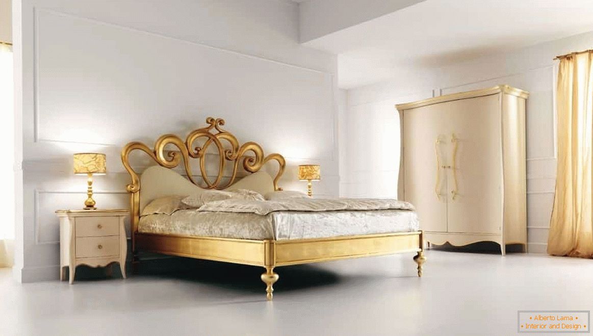 Prostorna bela spalnica v klasičnem dizajnu